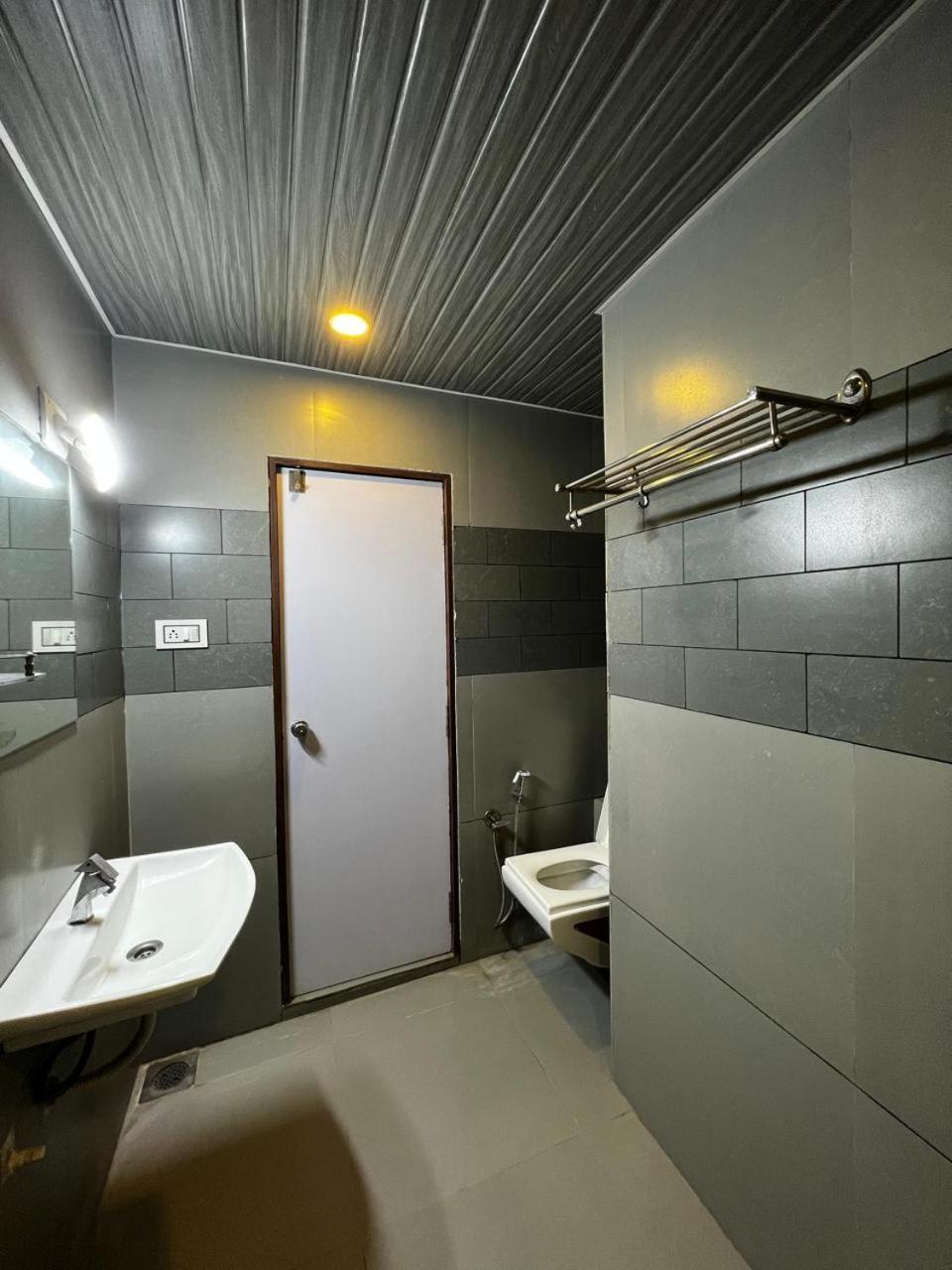 Hotel Savera Inn Morbi Экстерьер фото